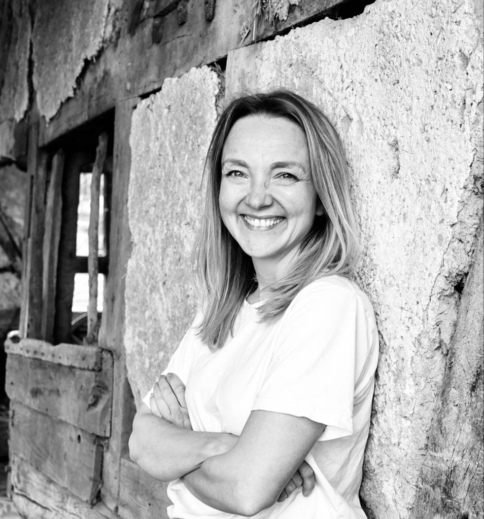 Porträt mit verschränkten Armen vor Ruine, Michelle Ghorbani