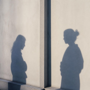 Schatten von zwei Personen an Wand als Symbol für Trauerfloskeln